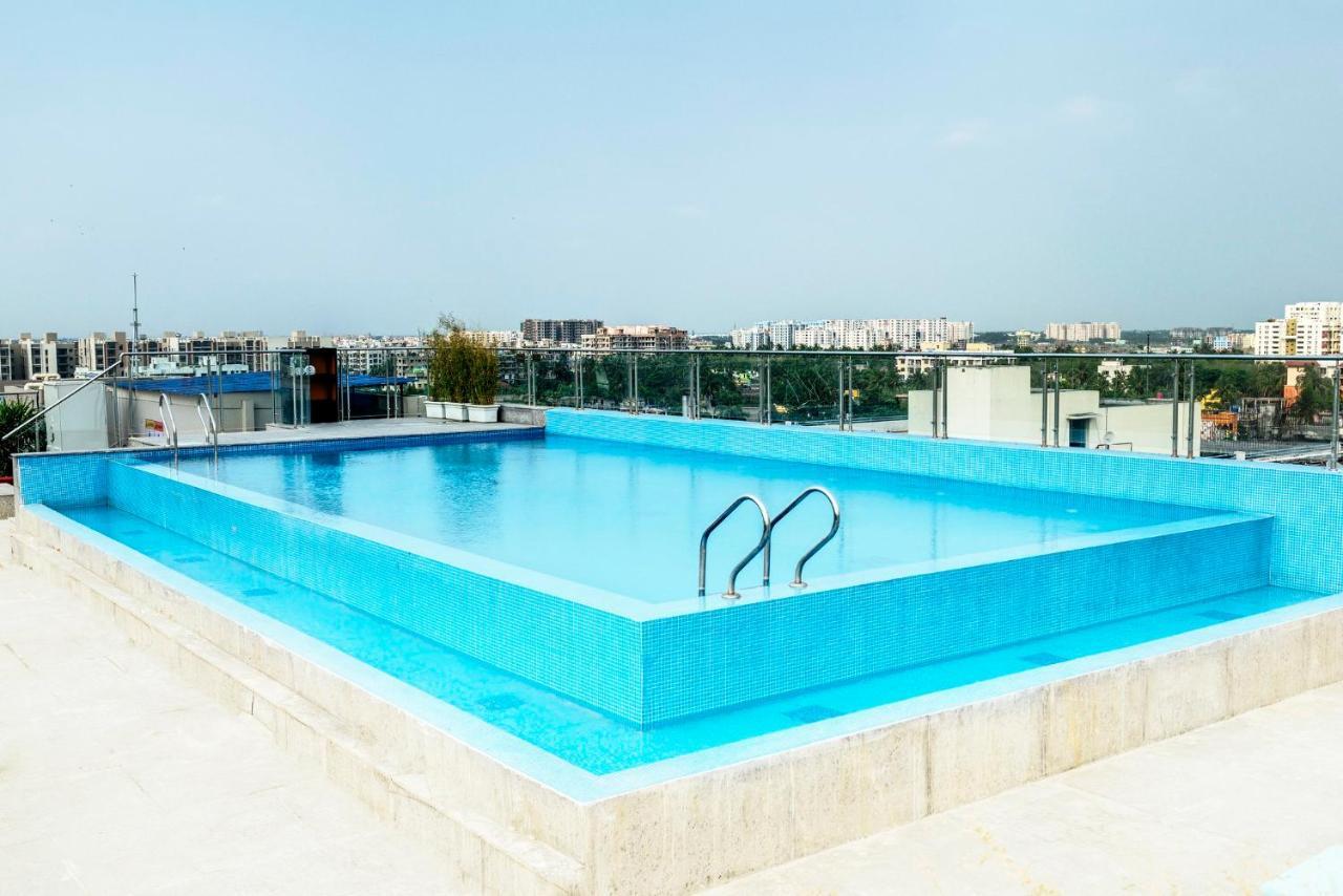 Holiday Inn Kolkata Airport By Ihg Eksteriør bilde Rooftop pool