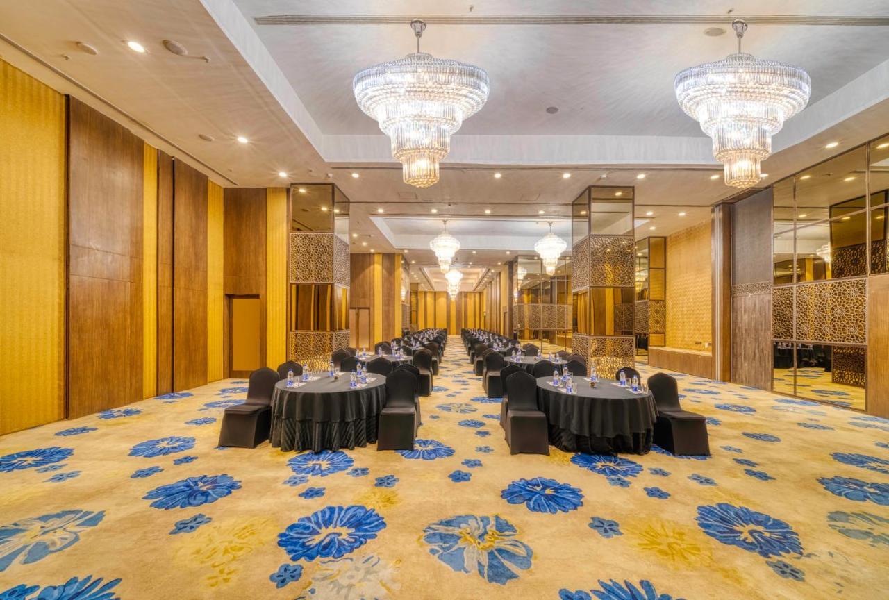 Holiday Inn Kolkata Airport By Ihg Eksteriør bilde The ballroom