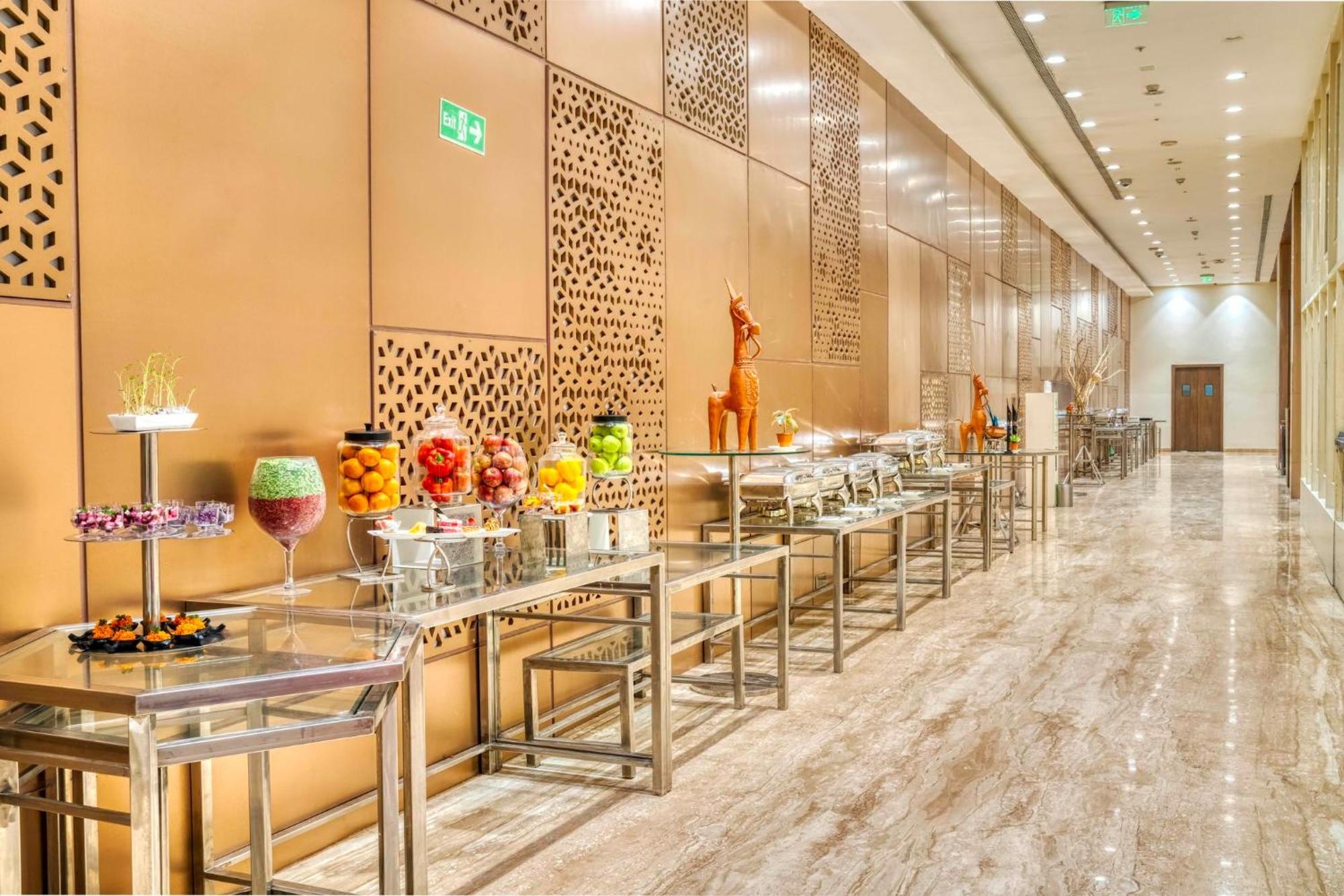 Holiday Inn Kolkata Airport By Ihg Eksteriør bilde The interior of the hotel