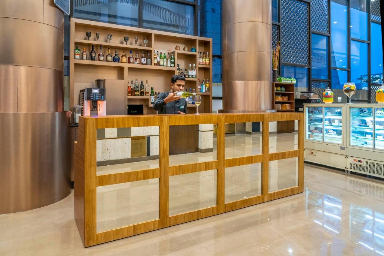 Holiday Inn Kolkata Airport By Ihg Eksteriør bilde A coffee counter at a hotel