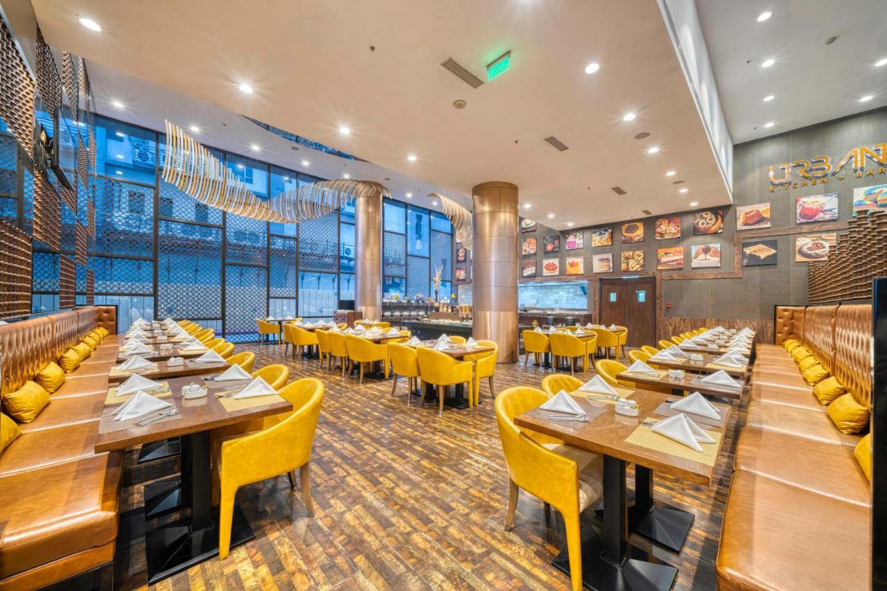 Holiday Inn Kolkata Airport By Ihg Eksteriør bilde The interior of the restaurant