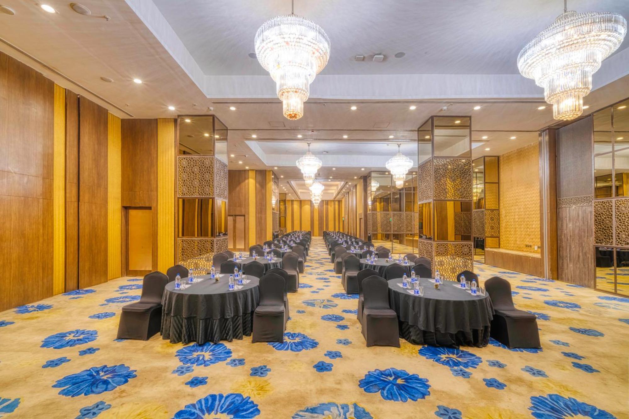 Holiday Inn Kolkata Airport By Ihg Eksteriør bilde The ballroom