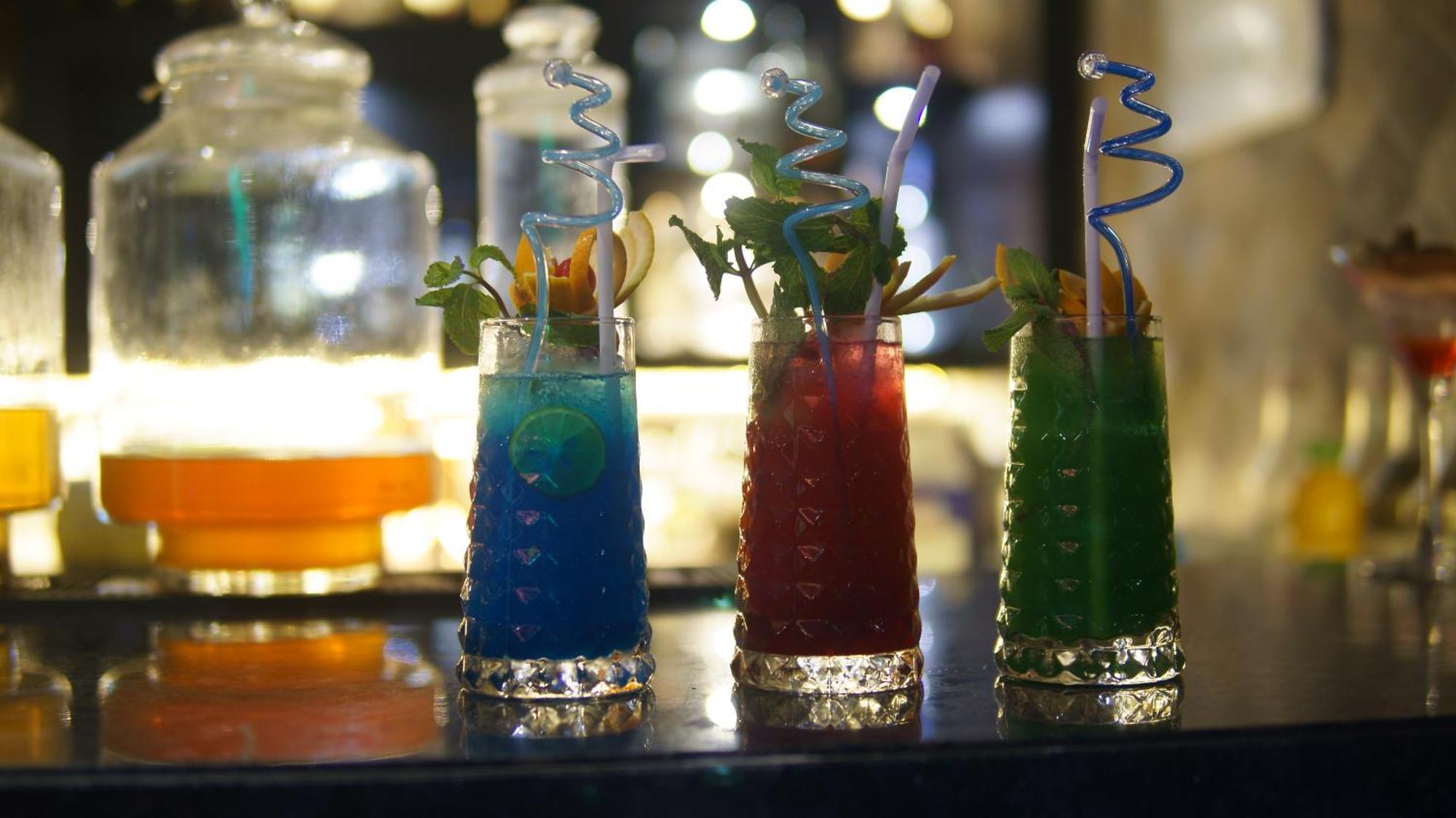 Holiday Inn Kolkata Airport By Ihg Eksteriør bilde Non-alcoholic drinks