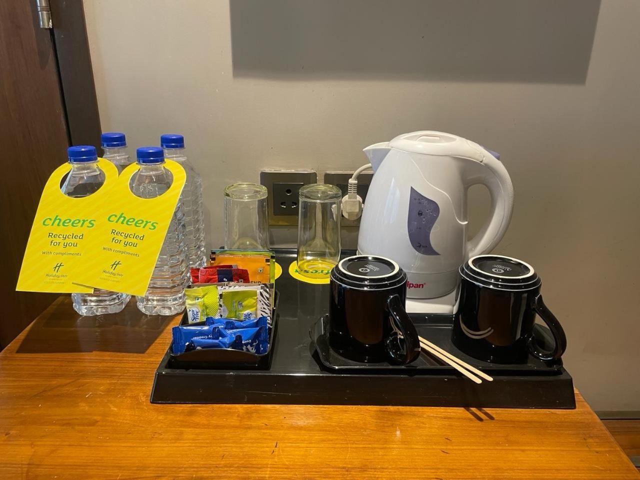 Holiday Inn Kolkata Airport By Ihg Eksteriør bilde A kettle and bottled water in a hotel room
