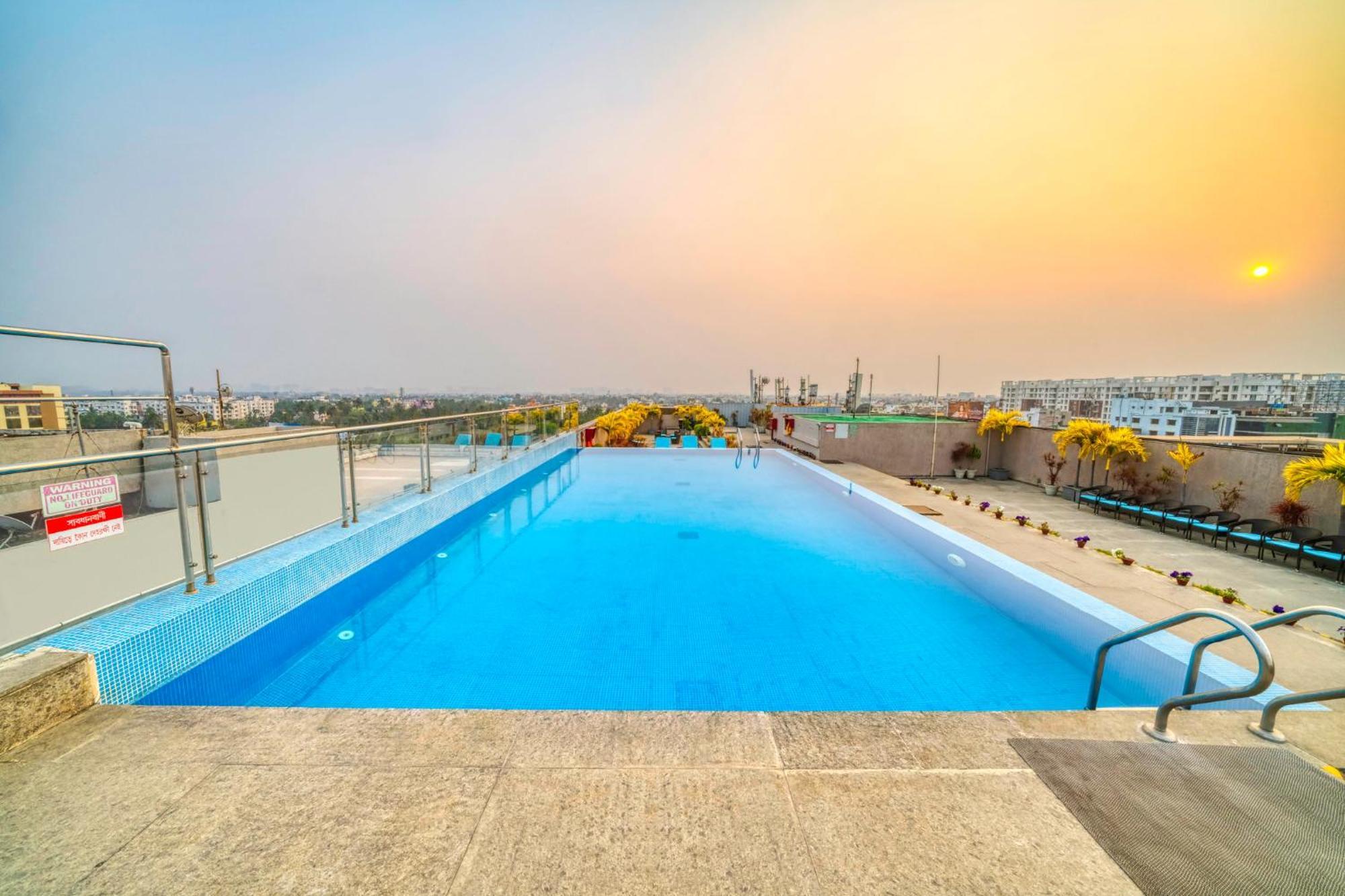 Holiday Inn Kolkata Airport By Ihg Eksteriør bilde Swimming pool in India