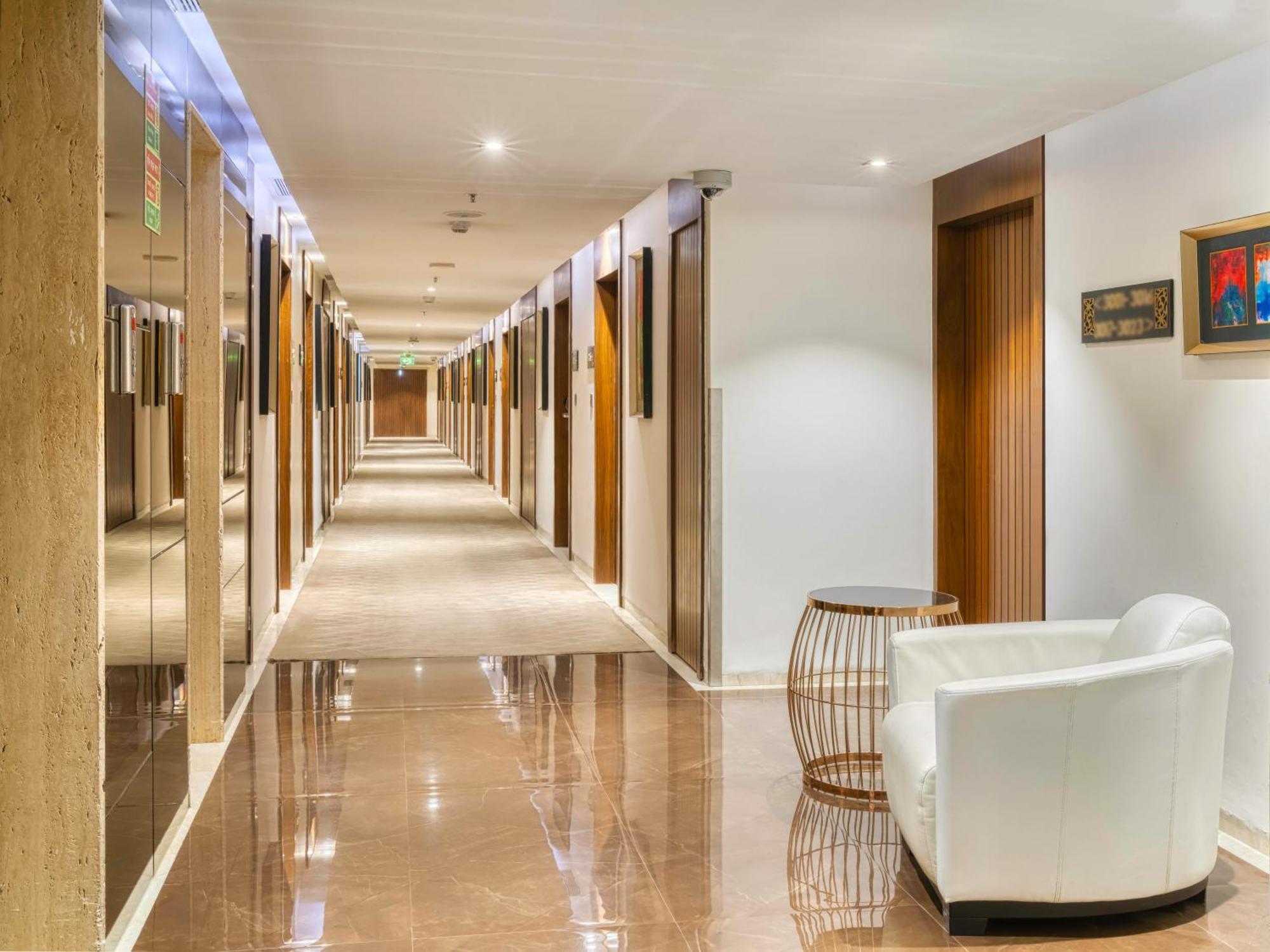 Holiday Inn Kolkata Airport By Ihg Eksteriør bilde A corridor at the hotel